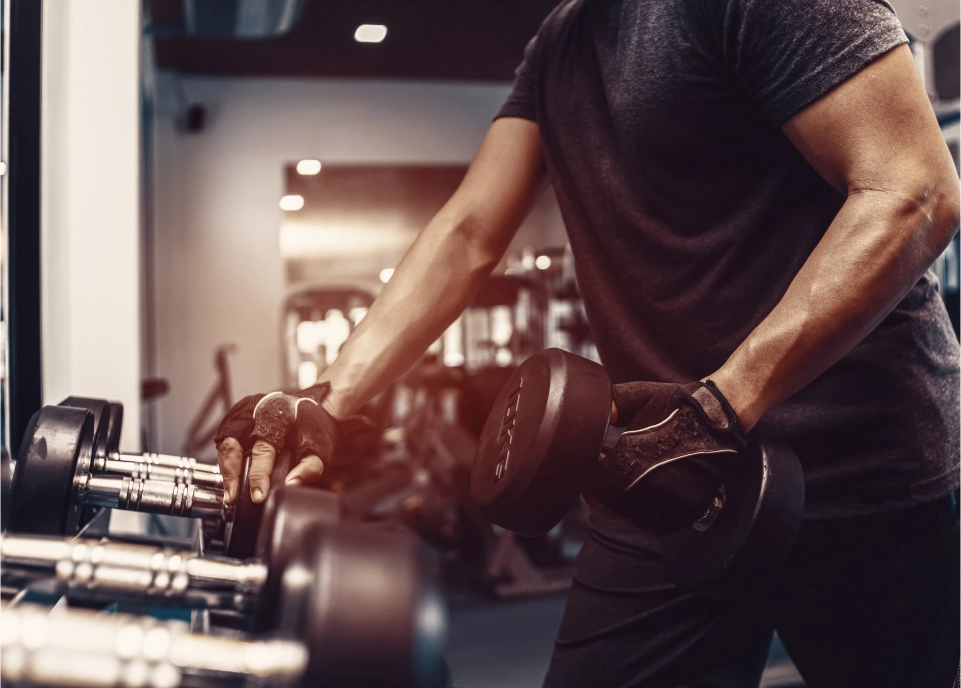 Um homem fazendo exercício na academia