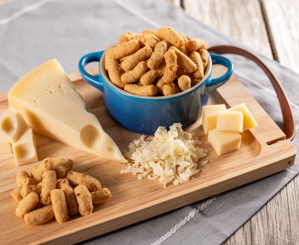 Mão de uma mulher pegando o snack Growth Protein de uma tijela